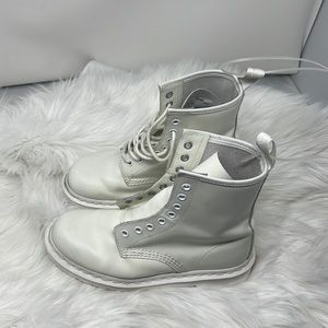 Dr. Martens 1460 MONO Smooth Ankle Boots Size Women(7) Men (6) White 8 eyelets